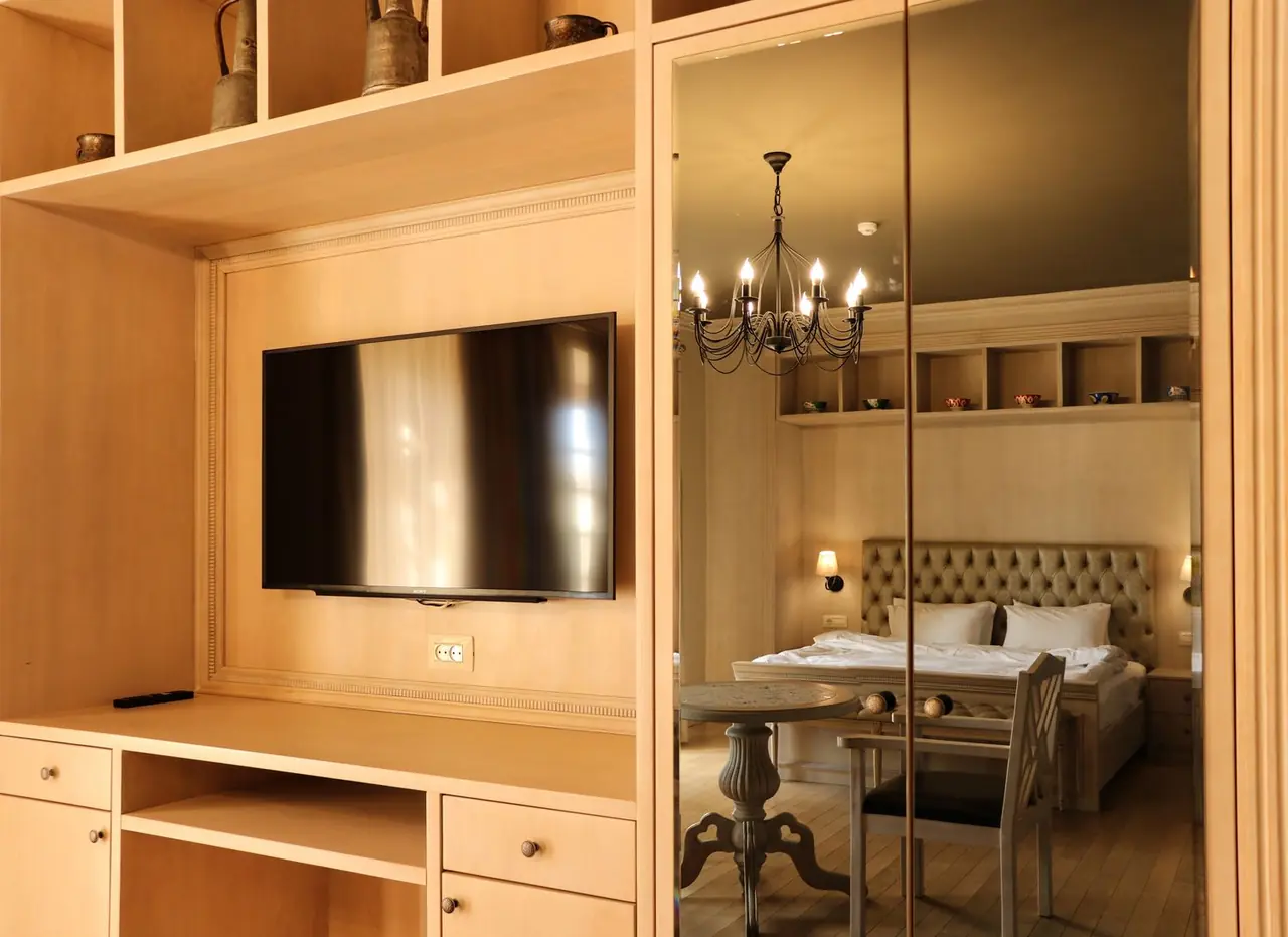 Luksuriøs hotellsuite med elegant interiør