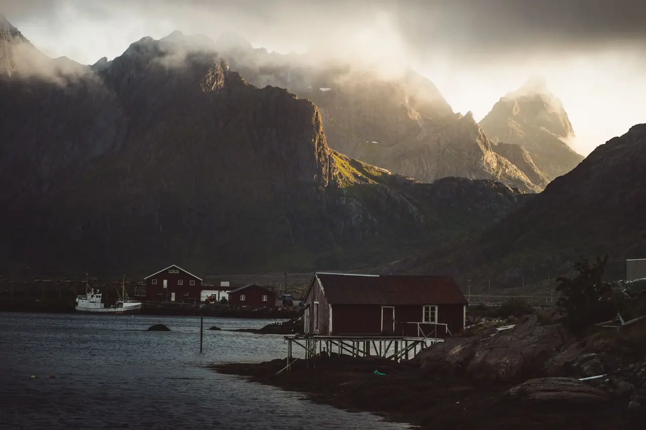 Atmosfærisk utsikt over norske fjorder