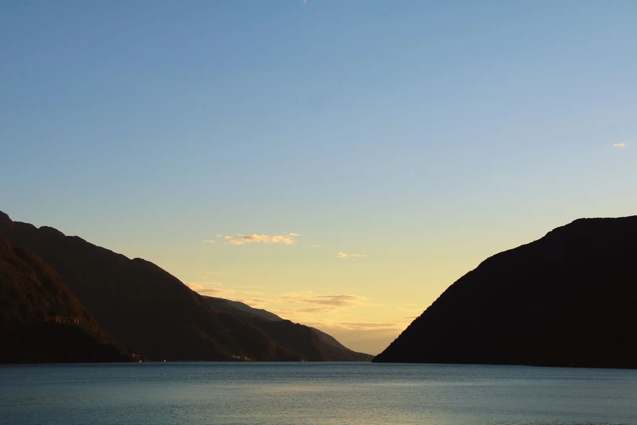 Rolig fjord ved skumring