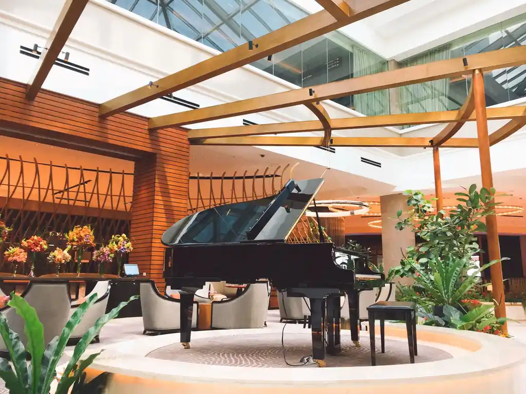 Hotell lobby med piano