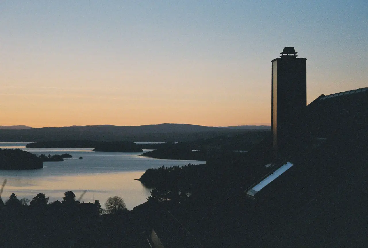 Norsk fjord ved solnedgang