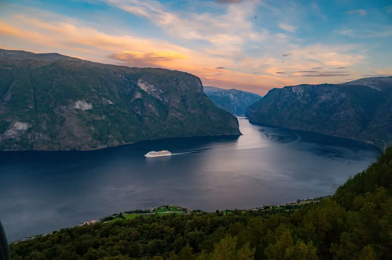 Fjordutflukt ved solnedgang