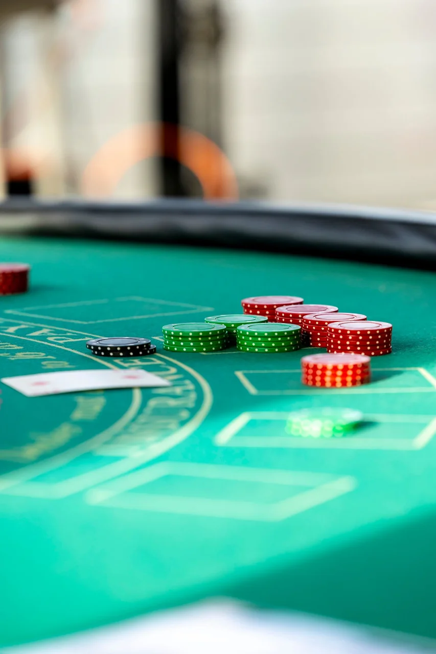 Blackjack-bord med kort og sjetonger