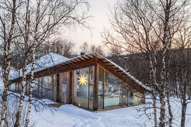Moderne skandinavisk arkitektur i snø