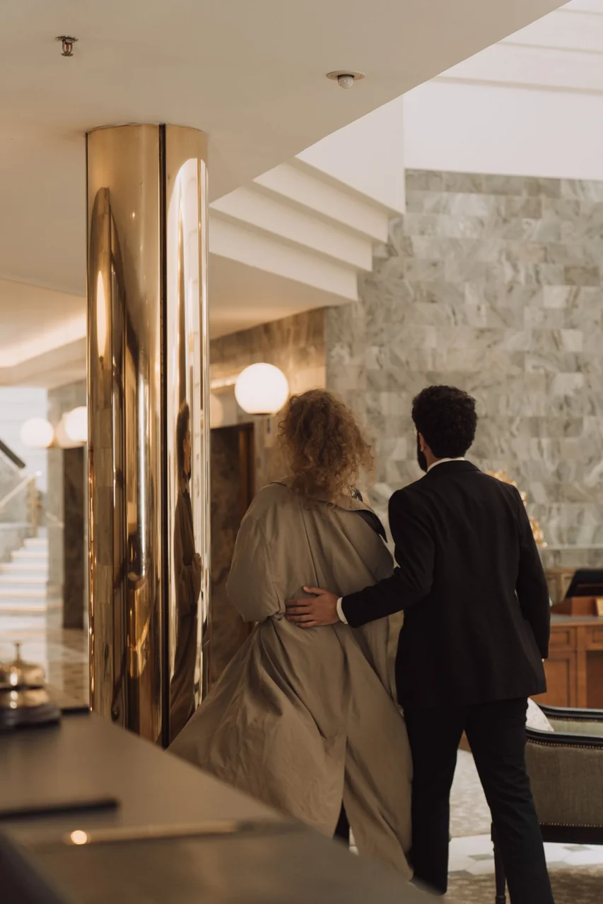 Elegant hotellobby og gjesteservice